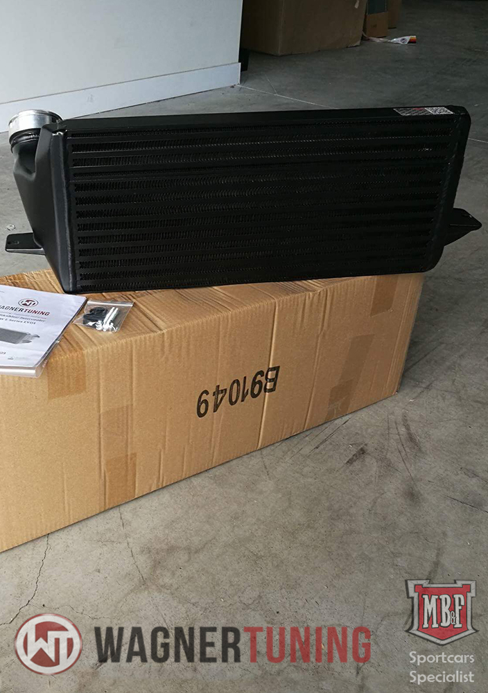 Fourniture et pose d'un Intercooler et de suppression catalyseurs Wagner Tuning; pose d'un charge pipe avec doubles dump valves (aussi appelés soupapes de décharge) Forge Motorsport.