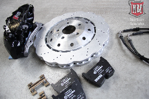 Conception, fourniture, pose de cales pour adaptation de freins Audi RS3 sur VW Golf VI, freinage 8 pistons BREMBO, plaquettes et disques de freins RS7, cales de déport et durites aviation HEL. Maître cylindre RS3 afin de conserver le toucher de pédale